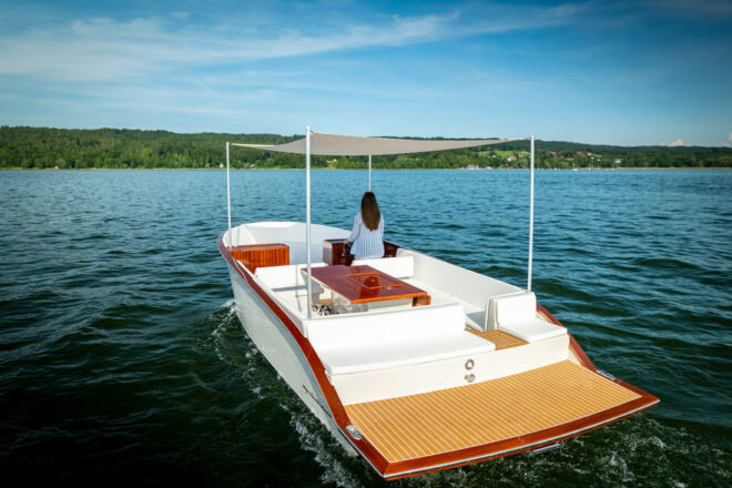 Elektroboot mit Badeplattform Sitzbereich und Liegefläche