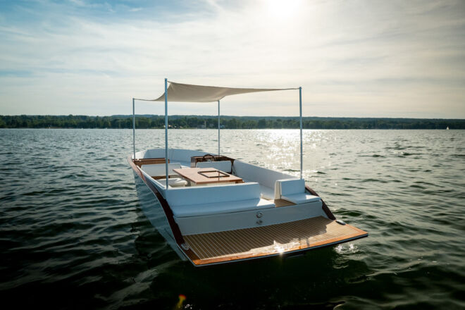 Elektroboot mit Sonenschutz